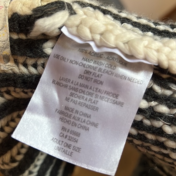 Free People River Locks Knubby Pom Pom Chunky Knit Beanie Hat - Picture 4 of 4